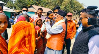 एमाले अध्यक्ष ओलीलाई मतदाताले भने, ‘हामी तपाईलाई भोट दिन्छौ, तपाईं हामीलाइ विकास दिनुस् ’