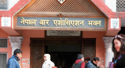 विवादित मुद्दासँग सम्बन्धित व्यक्तिलाई न्यायाधीशले भेटेकाे सम्बन्धमा छानविन गर्न बार एशाेसिएशनकाे माग